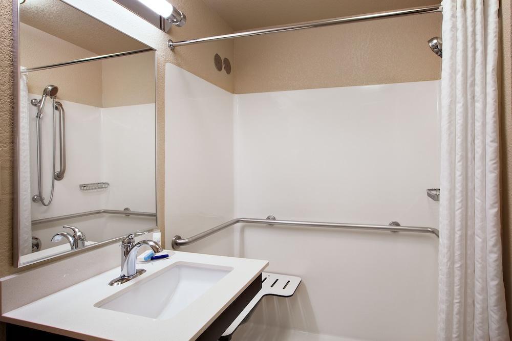 Candlewood Suites Medford By Ihg Esterno foto